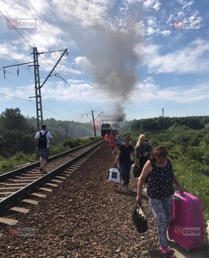 Пассажиров поезда, столкнувшегося с грузовиком, отправили в Краснодар