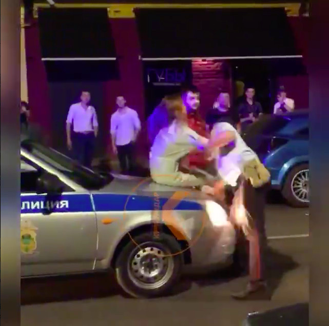 В Краснодаре оштрафовали девушку, которая села на капот полицейской машины