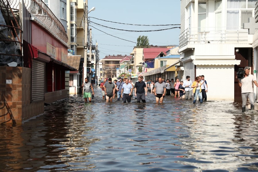 Губернатор Кубани поручил снести ларьки в Анапе, чтобы вывести дождевую воду