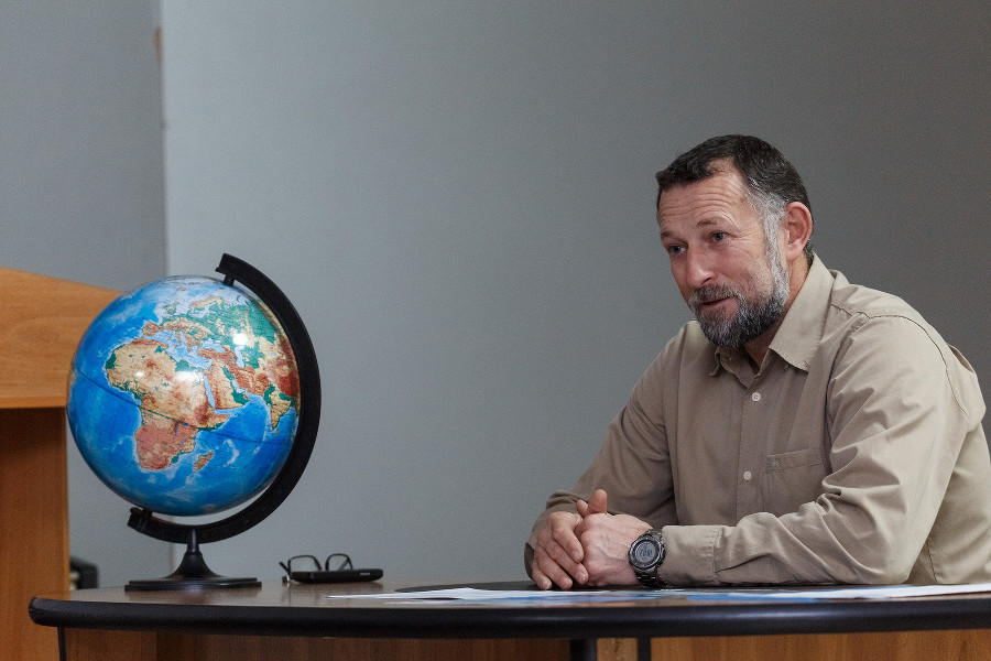 Путешественник Константин Мержоев прочтет Географический диктант на площадке Газпром добыча Краснодар