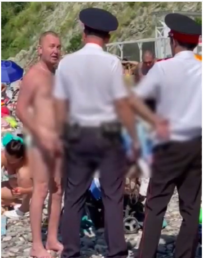 В Туапсе по пляжу гулял голый мужчина