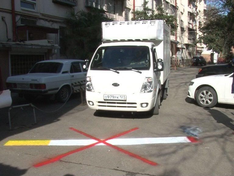 Власти Сочи решили бороться с курением рисунками сигарет на дорогах