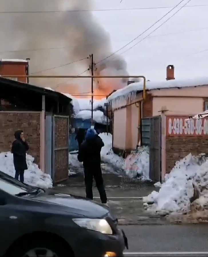 В Краснодаре пожарные почти час тушили частный дом