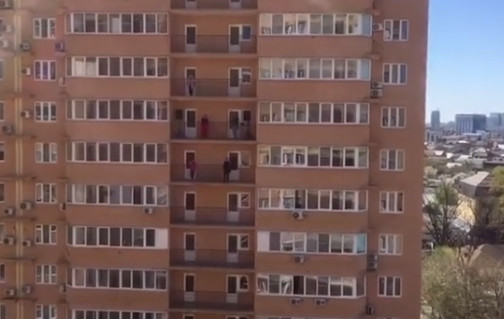 В Краснодаре оперная певица спела для соседей с балкона