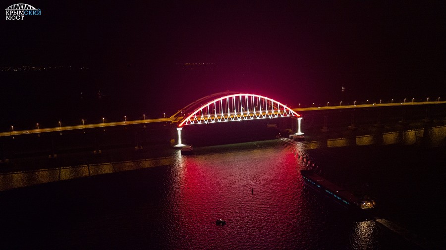 На Крымском мосту протестировали подсветку. Он будет подсвечен в цветах триколора