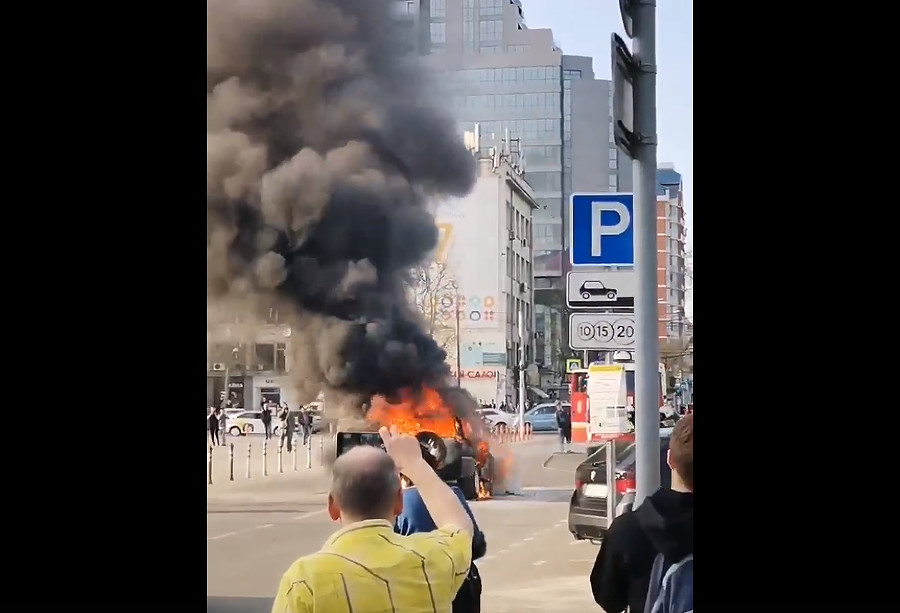 На площади перед мэрией Краснодара сгорел автомобиль