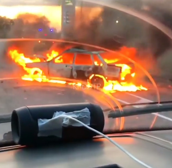 На трассе под Усть-Лабинском сгорел автомобиль, выехавший на встречку