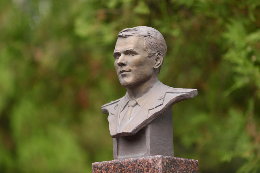 В Майкопе открыли памятник Герою России Владиславу Долонину