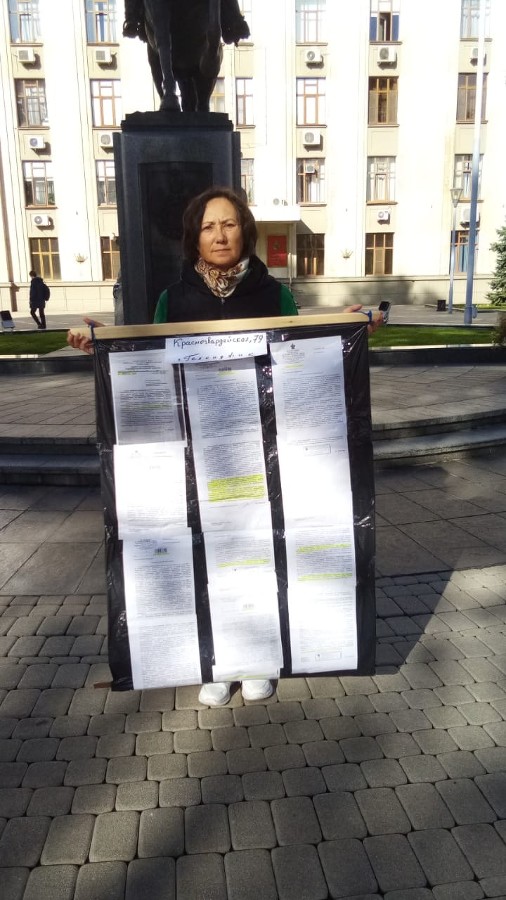 Дольщица снесенного в Геленджике дома снова начала голодовку у администрации Краснодарского края
