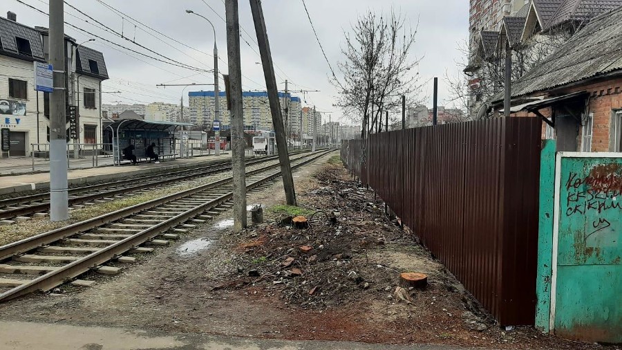В Юбилейном микрорайоне Краснодара передвинули забор, чтобы сделать тротуар к МФЦ