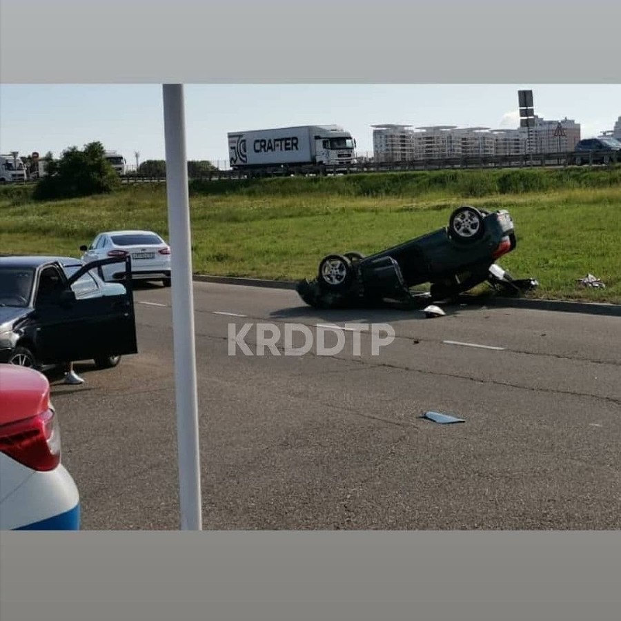 На парковке ТРЦ «OZ МОЛЛ» в Краснодаре перевернулась легковушка, пострадала женщина