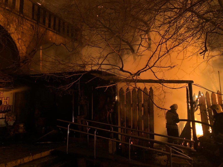 В Сочи случился крупный пожар на смотровой площадке рядом с башней Ахун