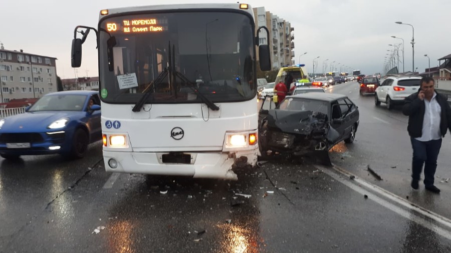 Три человека пострадали в ДТП с участием автобуса в Сочи