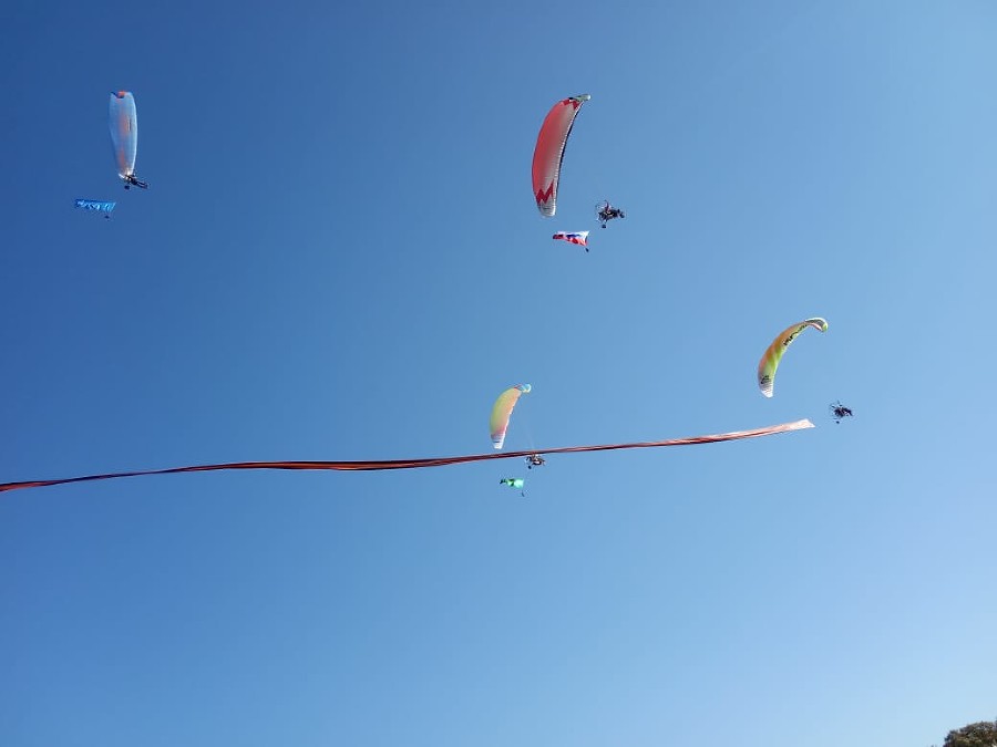Мотопланеры пролетели над Майкопом с 75-метровой георгиевской лентой, флагами России и Адыгеи