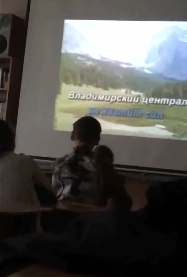 В Краснодаре школьники спели Владимирский централ на уроке музыки. Учителя наказали замечанием