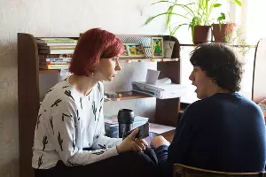 Психолог Дарья проводит занятие с Артуром &copy;&nbsp;Фото Елены Синеок, Юга.ру