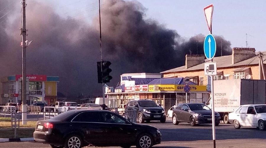 Пожар на рынке в Новокубанске © Фото из аккаунта instagram.com/privet_selchas_armavir
