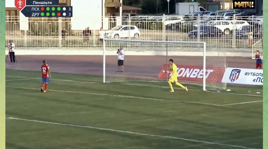 Юрий Федосеев из динского ПСК (в красной форме) наблюдает за полетом мяча после своего удара с пенальти в ворота майкопской «Дружбы» &copy;&nbsp;Скриншот видео телеграм-канала &laquo;FONBET Кубок России&raquo;, t.me/russiancup_official