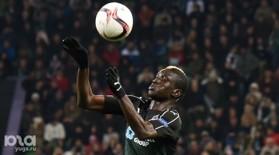 ФК "Краснодар" проиграл "Шальке" в матче Лиги Европы. Эбуэ Куасси © Елена Синеок, ЮГА.ру