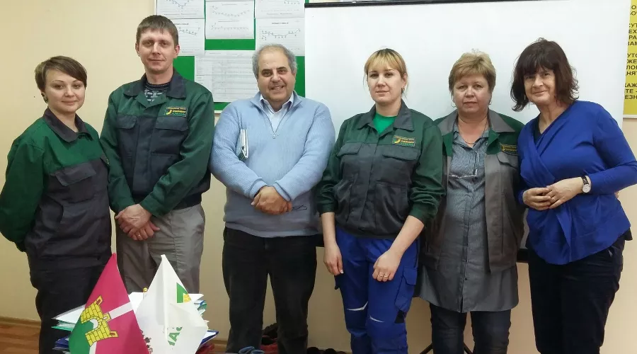 Животноводы МТФ № 4 с представителями еврокомиссии &copy;&nbsp;Фото пресс-службы агрохолдинга &laquo;Кубань&raquo;