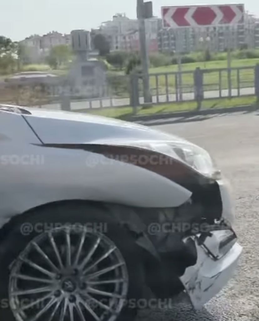 разбил арендованную машину. машинки только голову ломать. авария в сочи 19 октября 2021. водитель каршеринга протаранил машины. разбил арендованную машину.