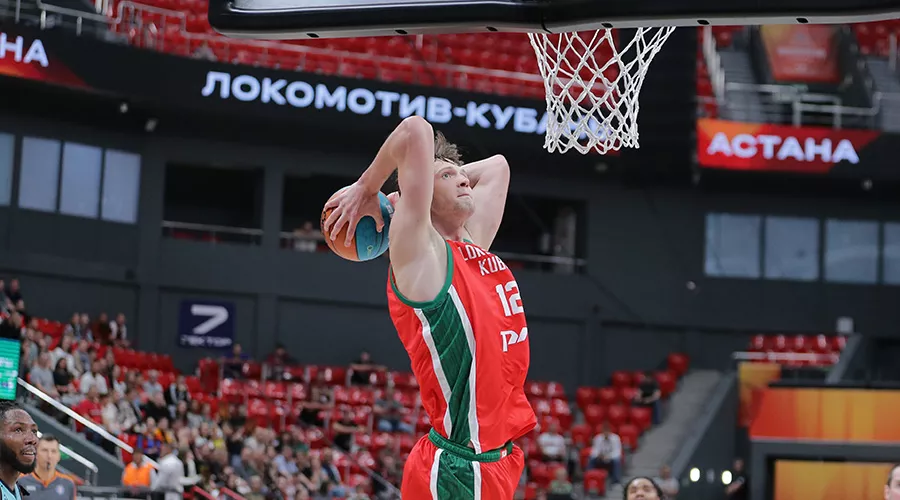 Центровой «Локо» Кирилл Елатонцев забивает мяч «Астане» 25 сентября 2024 г. &copy;&nbsp;Фёдор Обмайкин для Юга.ру