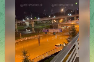 Затопленная развязка на трассе А-147 в Адлере, 4 ноября 2022 г. © Скриншот видео телеграм-канала «ЧП Сочи», t.me/chp_sochi