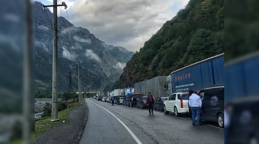 Очередь на КПП «Верхний Ларс» &copy;&nbsp;Фото со страницы instagram.com/alexandrgubanov