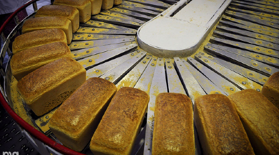 Хлеб формовой "Городской" на конвейере  © Елена Синеок, ЮГА.ру