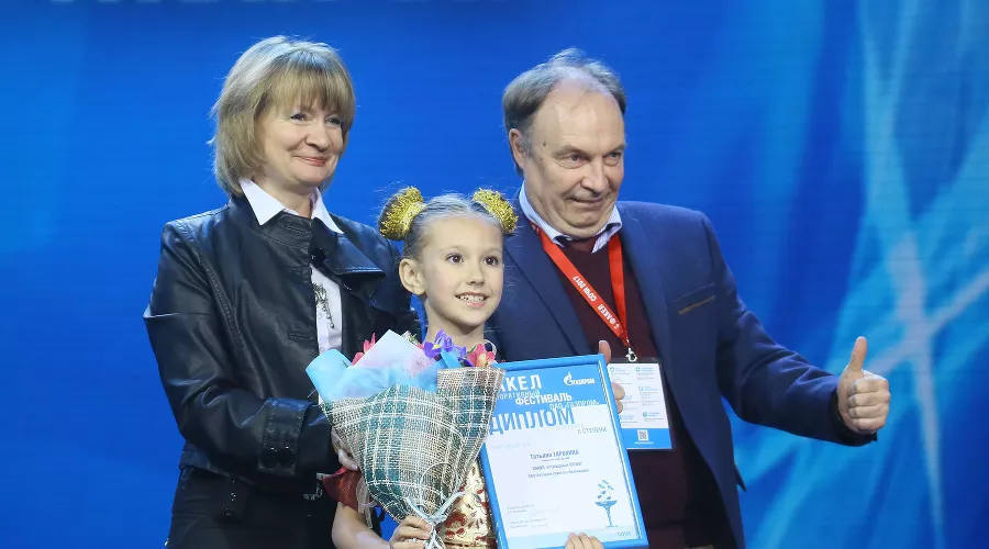 Иван Жиганов и Ольга Юдахина с Татьяной Тарохиной, которая стала лауреатом второй степени в номинации «вокал эстрадный» &copy;&nbsp;Фото Александра Старкова