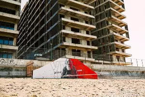 Многоэтажка под снос на улице Белорусской в Сочи &copy;&nbsp;Фото из аккаунта youfeelmyskill, www.instagram.com/youfeelmyskill