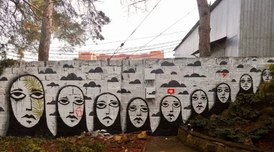 Граффити стрит-арт-художника Sad Face во дворе «Типографии» &copy;&nbsp;Фото Алексея Илькаева