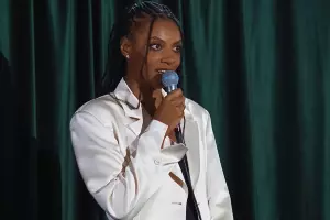 Джеклин Путина &copy;&nbsp;Скриншот видео с youtube-канала &laquo;Джеклин Путина | стендап&raquo;