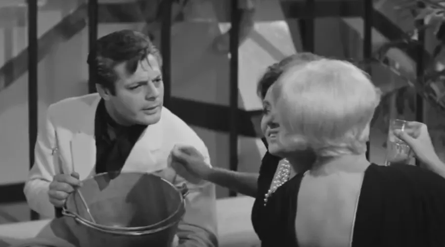 Кадр из фильма Федерико Феллини «Сладкая жизнь» &copy;&nbsp;Скриншот видео с Rutube-канала &laquo;Fjord Wonders&raquo;