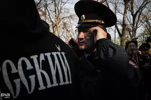 Александр Папанов при исполнении служебных обязанностей на &laquo;Русском марше&raquo;, 2013 год &copy;&nbsp;Елена Синеок, Юга.ру