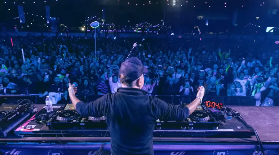 Скриншот видео Paul Oakenfold live from Dreamstate SoCal 2025 &copy;&nbsp;Кадр из ролика с Youtube-канала Paul Oakenfold