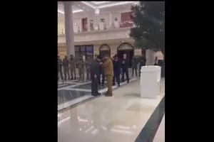 Рамзан Кадыров награждает своего сына Адама &copy;&nbsp;Кадр из видео t.me/bazabazon/21991