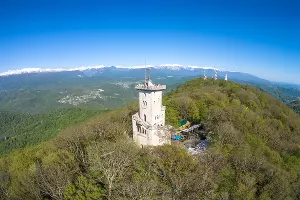 Смотровая башня на горе Ахун &copy;&nbsp;Фото Евгения Лодянова, wikipedia.org (CC BY-SA 4.0)