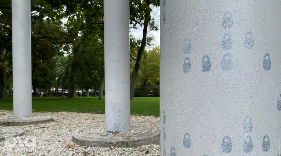 Закрашенный коммунальщиками арт-объект «Столпы» &copy;&nbsp;Фото Александра Гончаренко, Юга.ру