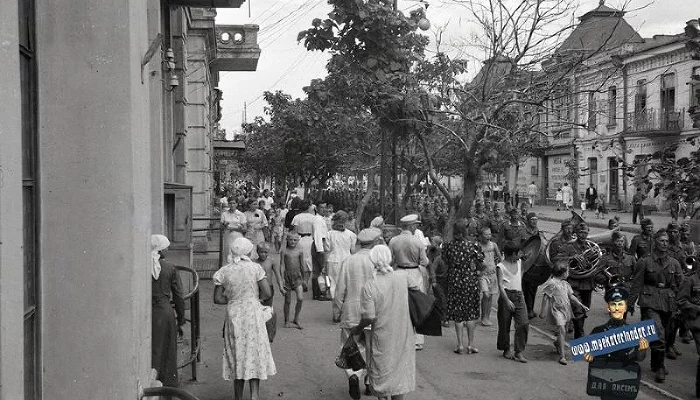 Проход колонны немецких войск по ул. Красной. Август 1942 года &copy;&nbsp;Фото с сайта myekaterinodar.ru