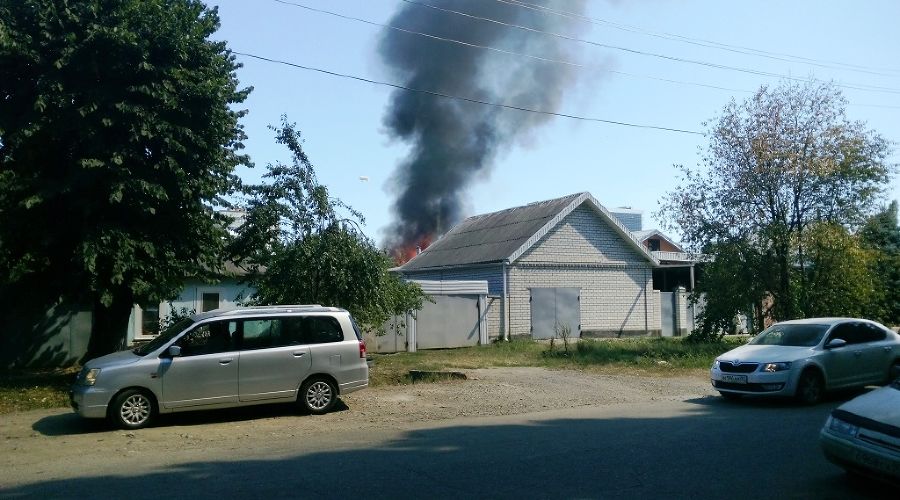 Возгорание частного дома в центре Майкопа © Фото Юга.ру