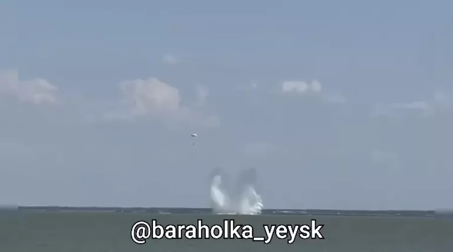 Момент падения Су-25 &copy;&nbsp;Скриншот видео t.me/baraholka_yeysk