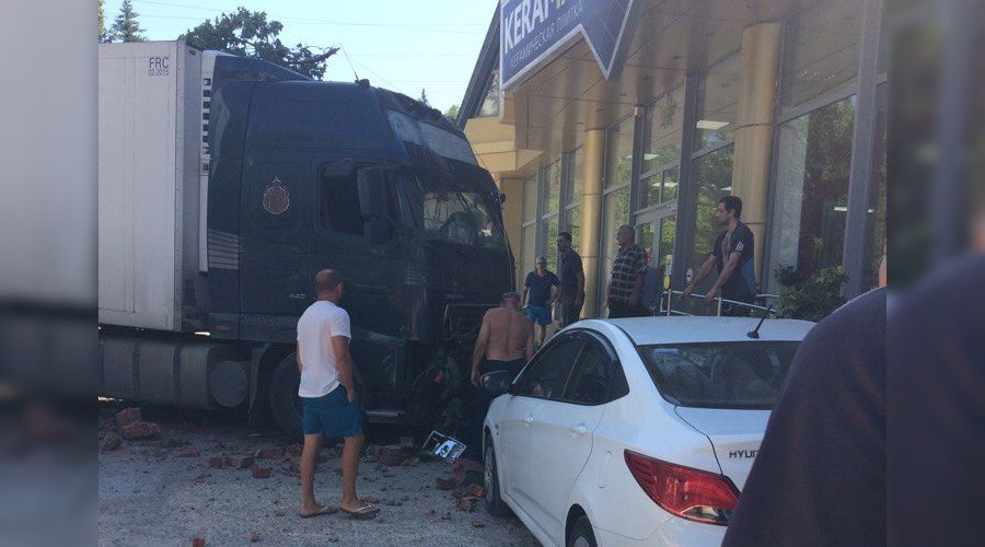  &copy;&nbsp;Фото из группы &laquo;ВКонтакте&raquo; &laquo;ДТП и ЧП | Сочи&raquo;, vk.com/info_sochi