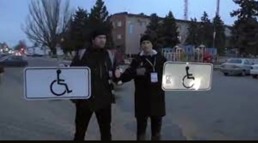 Станислав Андреев и Алексей Шамардин со знаками «Инвалиды», скрученными на стоянке в Тимашевске &copy;&nbsp;Скриншот видео YouTube-канала &laquo;Наш надзор&raquo;, https://www.youtube.com/c/НАШНАДЗОР