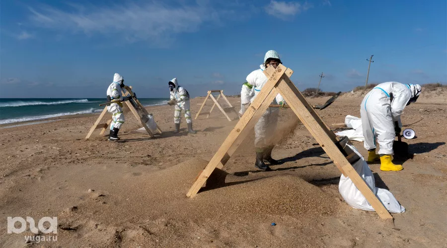 Уборка мазута волонтерами штаба «Шлагбаум» &copy;&nbsp;Фото Полины Безверхой, Юга.ру