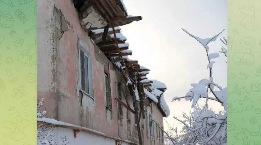 Дом с обрушившейся от снега крышей в поселке Степном Белореченского района &copy;&nbsp;Скриншот публикации в телеграм-канале &laquo;Белореченск Онлайн&raquo;, T.me/belorechensk_online