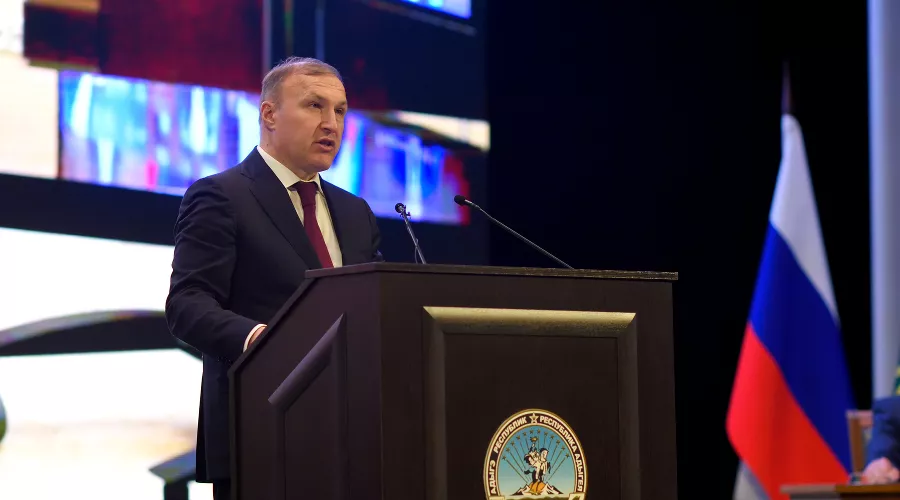 Глава Адыгеи Мурат Кумпилов зачитывает Инвестиционное послание 2022 года &copy;&nbsp;Фото Антона Быкова, Юга.ру