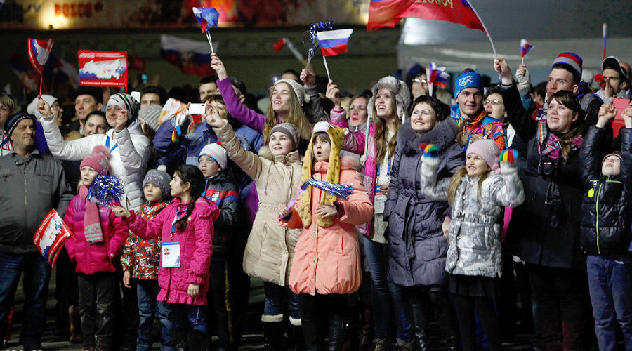 Зрители трансляции открытия Олимпиады-2014 в Сочи © Влад Александров, ЮГА.ру