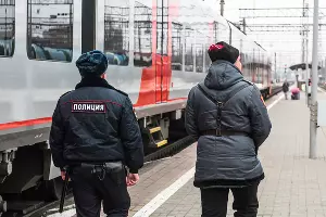 Полицейский и казак на вокзале «Краснодар-1» &copy;&nbsp;Фото Елены Синеок, Юга.ру