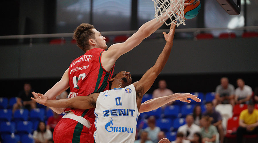 Центровой «Локо» Кирилл Елатонцеа накрывает бросок Трента Фрейзера из «Зенита» © Фото предоставлено пресс-службой Единой лиги ВТБ (автор Фёдор Обмайкин)